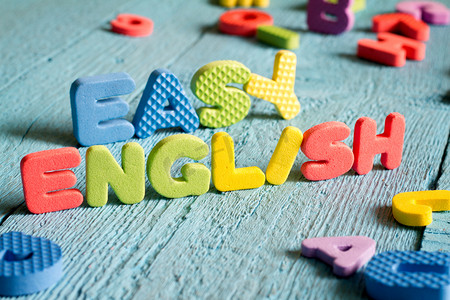 英语是易于学习概念与蓝板上的字母