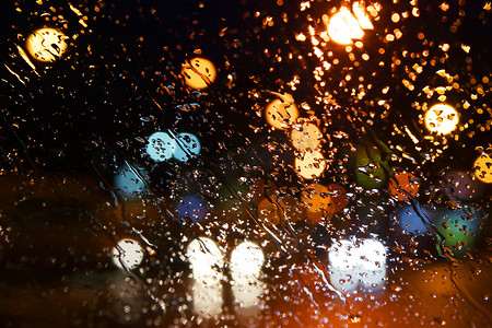 雨点落在窗户上。散夜城.
