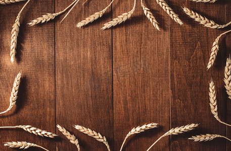 小麦在木头的耳朵