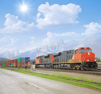 列货运火车在加拿大洛矶山.