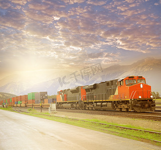 货运列车在日落时的加拿大洛矶山.
