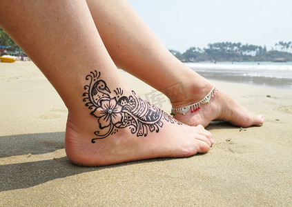 在印度的脚上的指甲花纹身