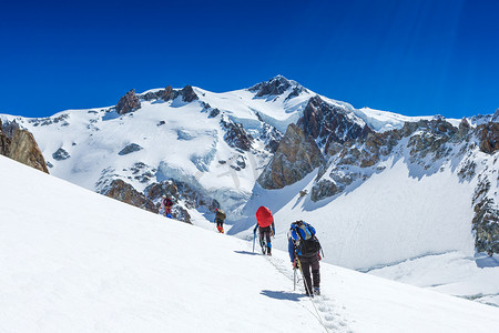 勇敢点摄影照片_登山者在冬天