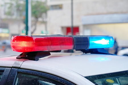 emoji警察摄影照片_警车顶上的蓝色和红色的灯