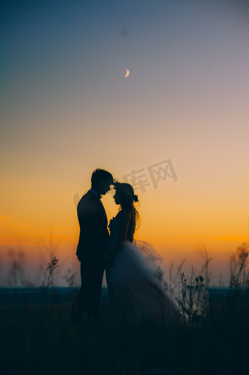 晚上的新婚夫妇高清摄影大图 千库网