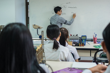 数学公式函摄影照片_亚洲老师给予教训