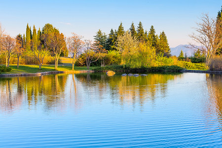 春天绿色美景摄影照片_爱丁堡，保加利亚一片湖光山色的美景