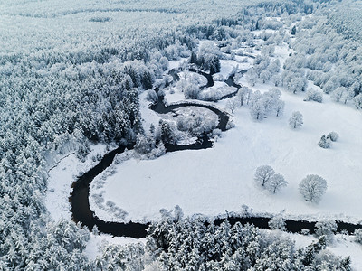 在冰冻的森林里的惊人的野生河流。北方的冬天真的 snowly。空中全景图. 