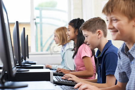 男小学学生在电脑课 