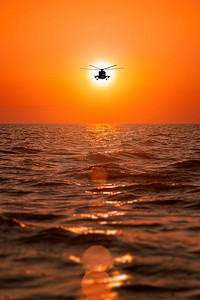 太阳橙色摄影照片_架 mi-8 型直升机，温暖日落