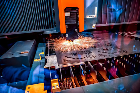 火焰字母vs摄影照片_CNC金属激光切割，现代工业技术.