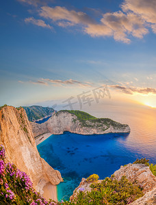 Navagio 海滩与沉船反对日落在希腊扎金索斯岛上