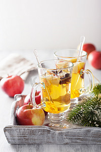 与橙色和香料，冬天喝温热的苹果酒