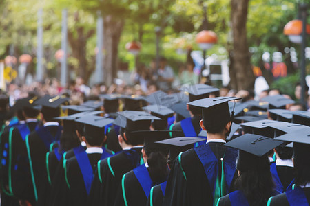 祝贺摄影照片_毕业时的毕业生组理念教育祝贺大学。毕业典礼