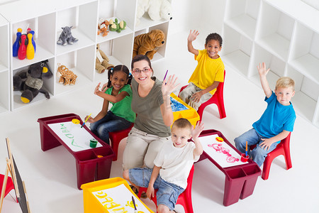 教授人物摄影照片_幼儿园老师和学生在课堂中