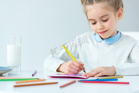 孩子图画贺卡为母亲用五颜六色的铅笔在桌, 母亲节日概念 