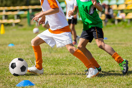 足球比赛拿冠军摄影照片_孩子们的足球比赛。培训和足球足球锦标赛
