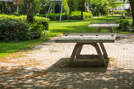 坪摄影照片_在一个公共公园游乐场乒乓球桌