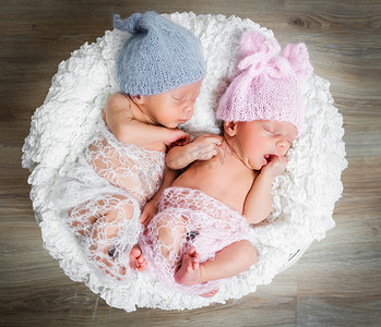 欧美生活摄影照片_刚出生的双胞胎 l 睡在一个篮子里