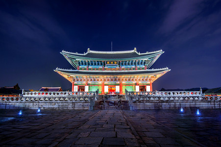 汉城摄影照片_景福宫和银河系在晚上在首尔，韩国.