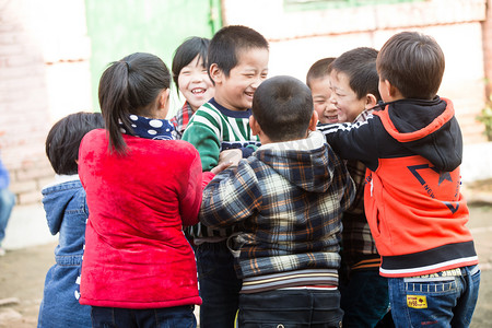 亚洲男孩摄影照片_乡村小学生在学校