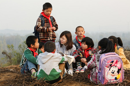 乡村教师和小学生在户外学习