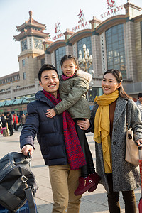春运摄影照片_幸福家庭在火车站