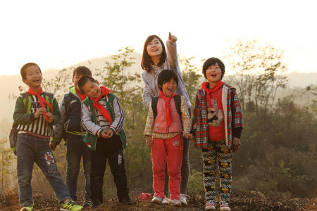 乡村女教师和学生在户外