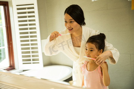 小女孩和妈妈在卫生间里洗漱