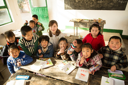 幸福社会摄影照片_乡村女教师和小学生在教室里