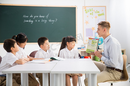 学生暑假生活摄影照片_教师和小学生在教室里