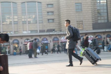 青年男人在火车站