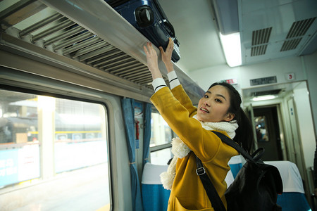 春运摄影照片_青年女人在火车上
