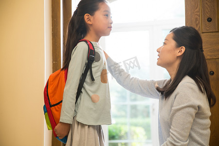 妈妈送女儿去上学