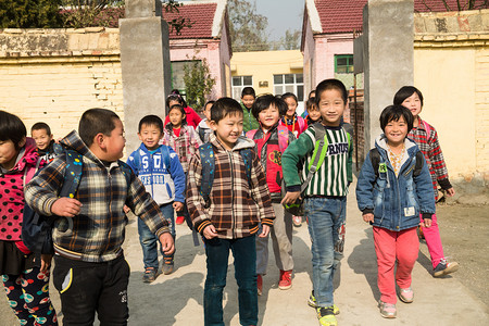 乡村小学生在放学回家