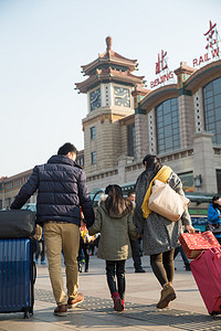 幸福家庭在火车站