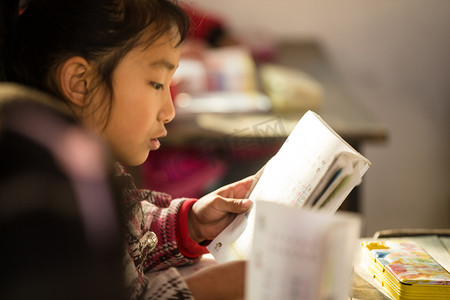 待遇摄影照片_乡村小学里的小学女生