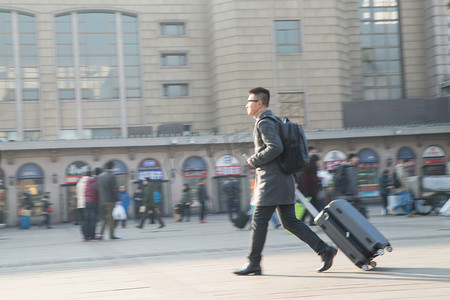 春运摄影照片_青年男人在火车站