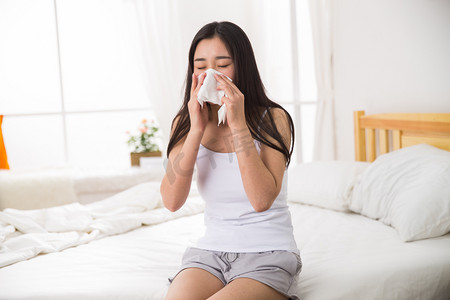 病毒感冒摄影照片_青年女人生病