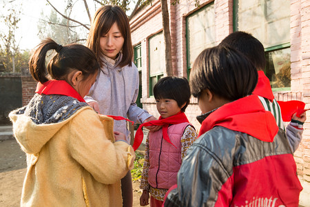 校园摄影照片_乡村教师和小学生在学校里