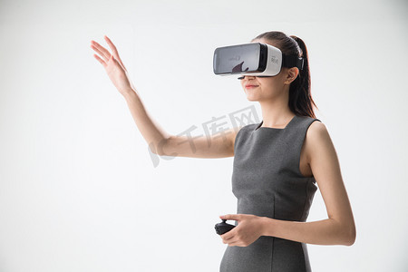 酷酷眼镜摄影照片_戴着VR眼镜的青年女人