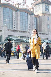 青年女人在站前广场