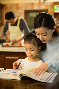 妈妈辅导女儿做作业