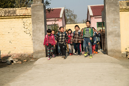 小学下课摄影照片_乡村小学生在放学回家