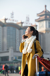 青年女人在站前广场