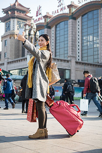 青年女人在站前广场