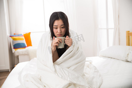 感冒病毒摄影照片_青年女人喝水