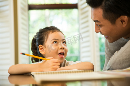 爸爸辅导女儿做作业