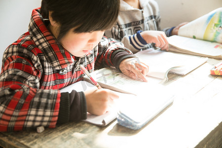 儿童自信摄影照片_乡村小学里的小学生在上课