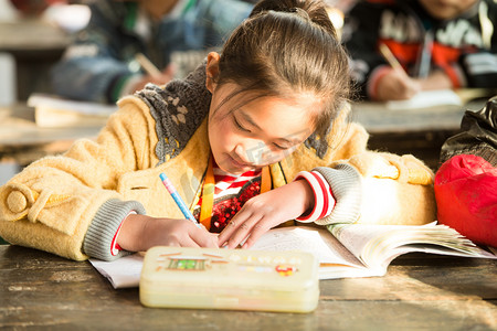 学习摄影照片_乡村小学里的小学女生